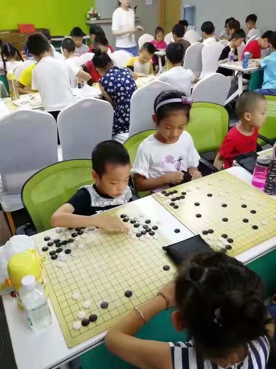 学围棋的孩子们